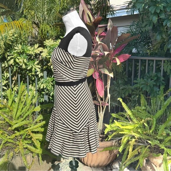 💥🆕💥 Elizabeth and James Vanessa Dress - Picture 5 of 9